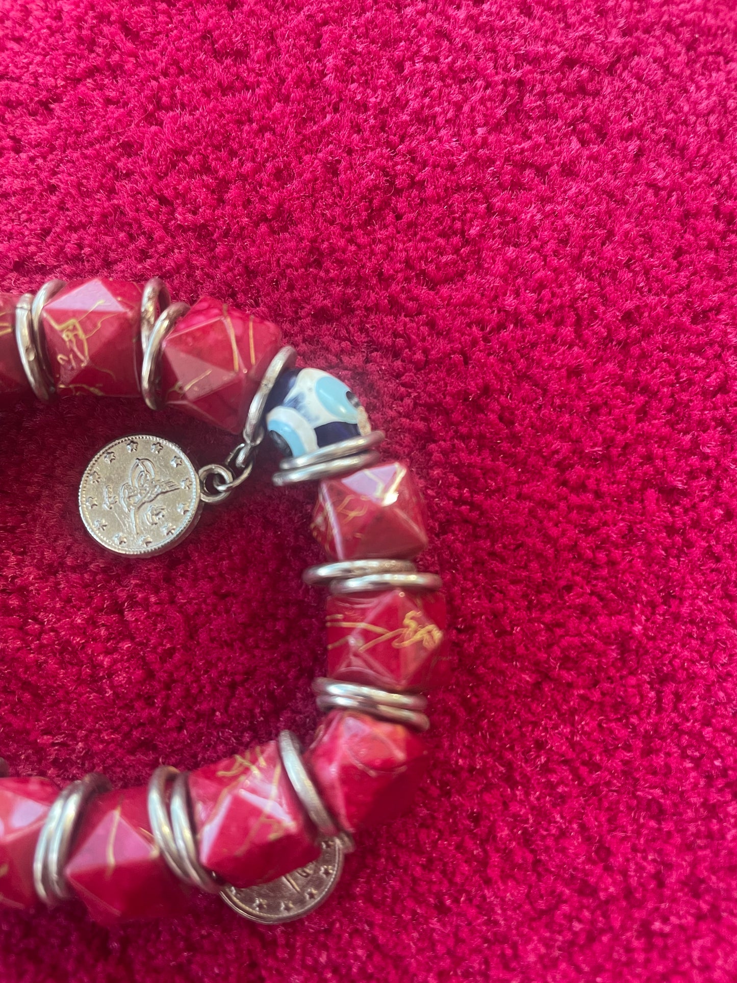 Bracelet Extensible Rouge avec Charms