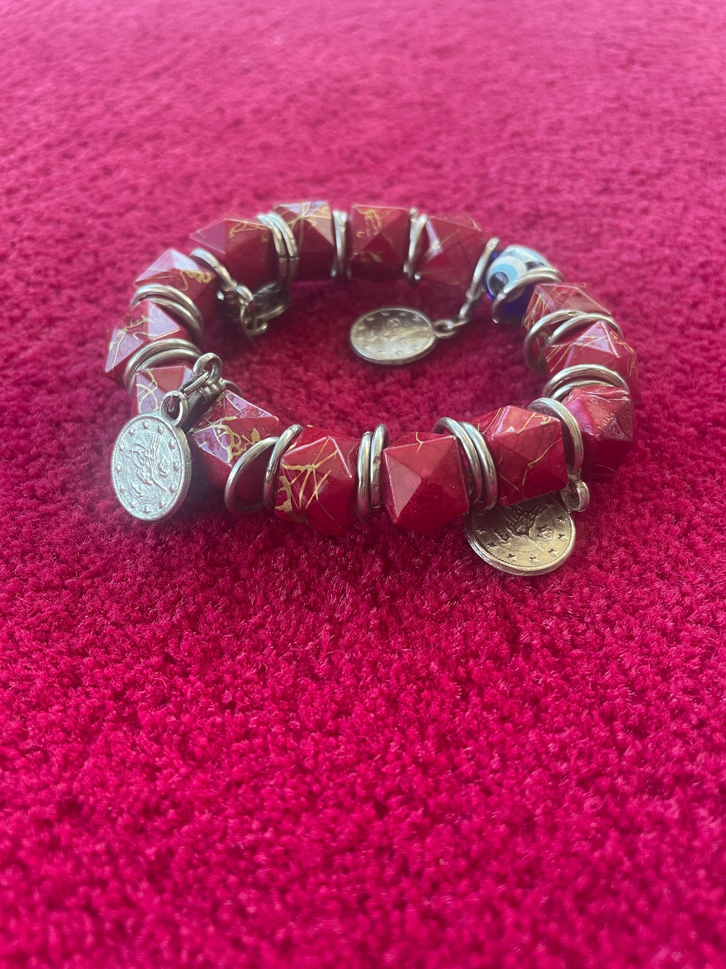 Bracelet Extensible Rouge avec Charms