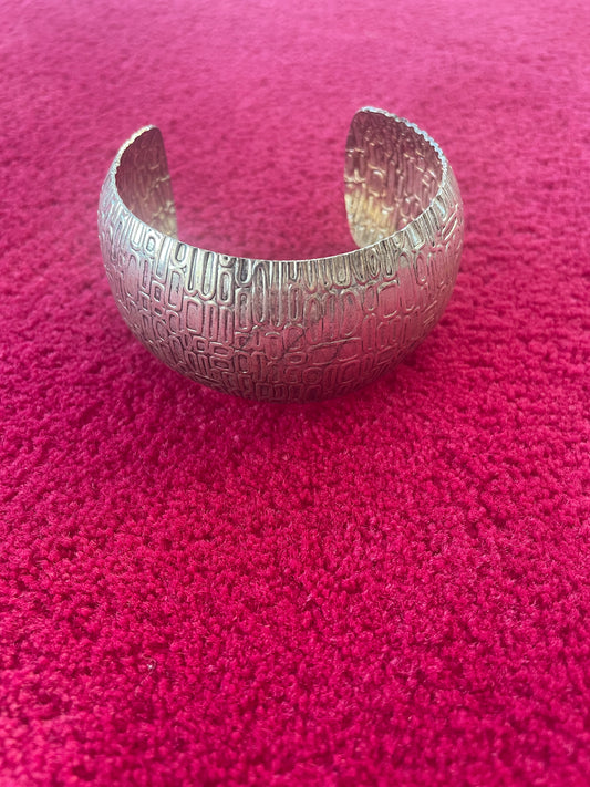 Bracelet Manchette Gravé en Métal Argenté