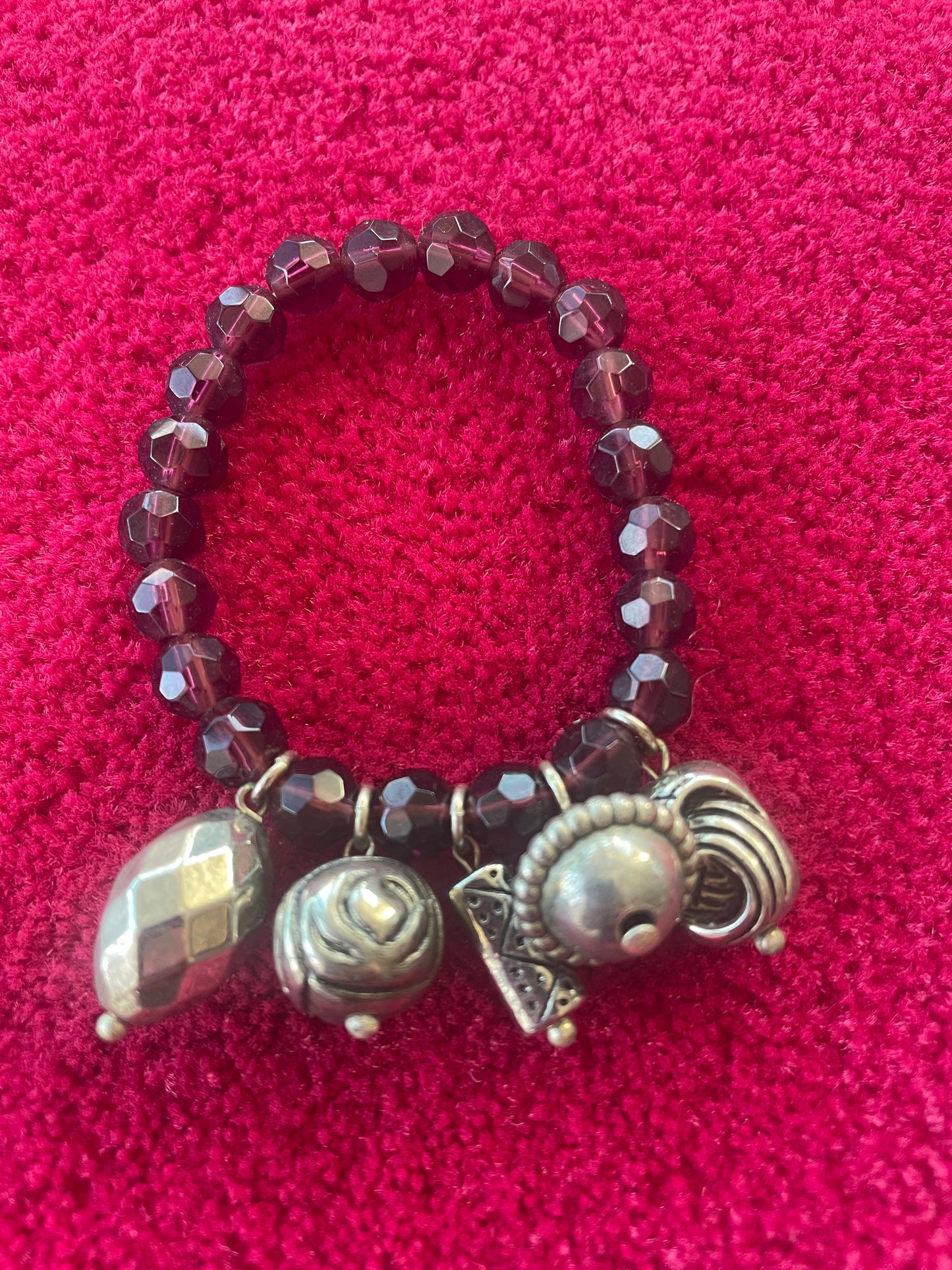 Bracelet Extensible avec Perles Grenat et Pendentifs Argentés