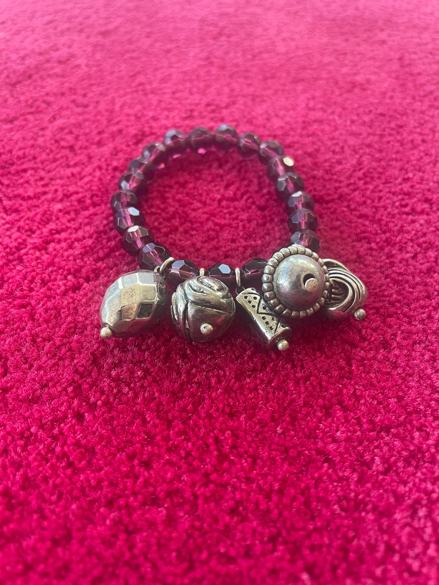 Bracelet Extensible avec Perles Grenat et Pendentifs Argentés