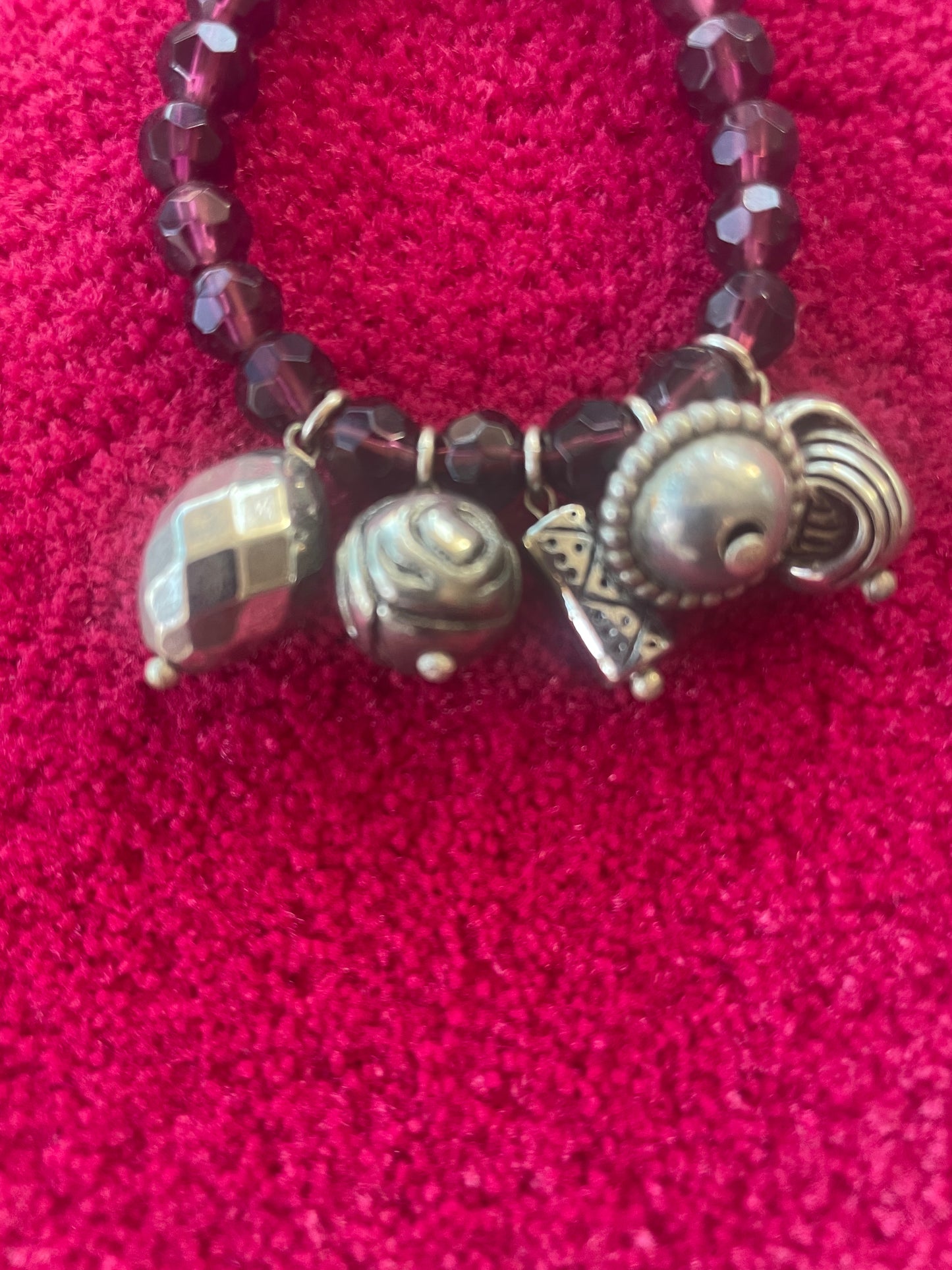 Bracelet Extensible avec Perles Grenat et Pendentifs Argentés