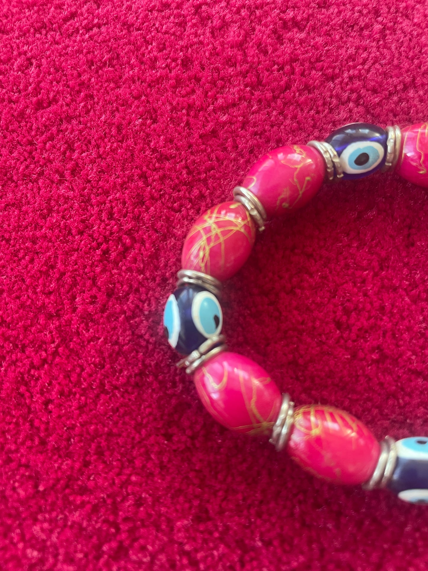 Bracelet Extensible Rouge avec Perles et Œil Porte-Bonheur