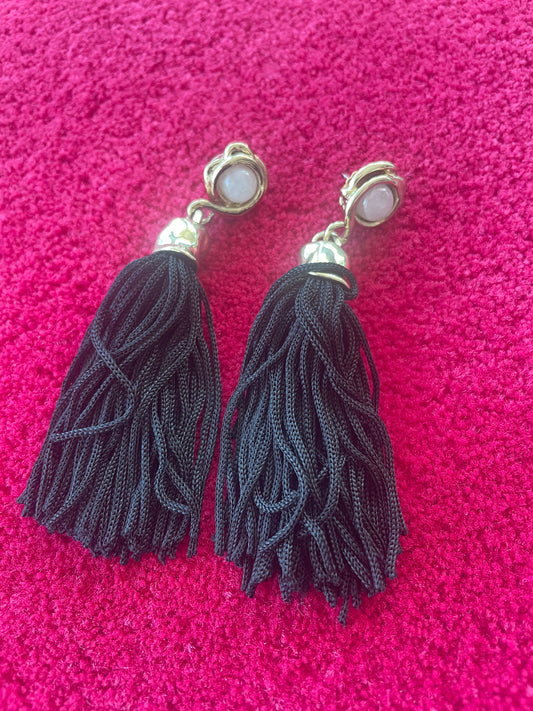 Boucles d'oreilles pompons noirs avec pierre claire et détail doré
