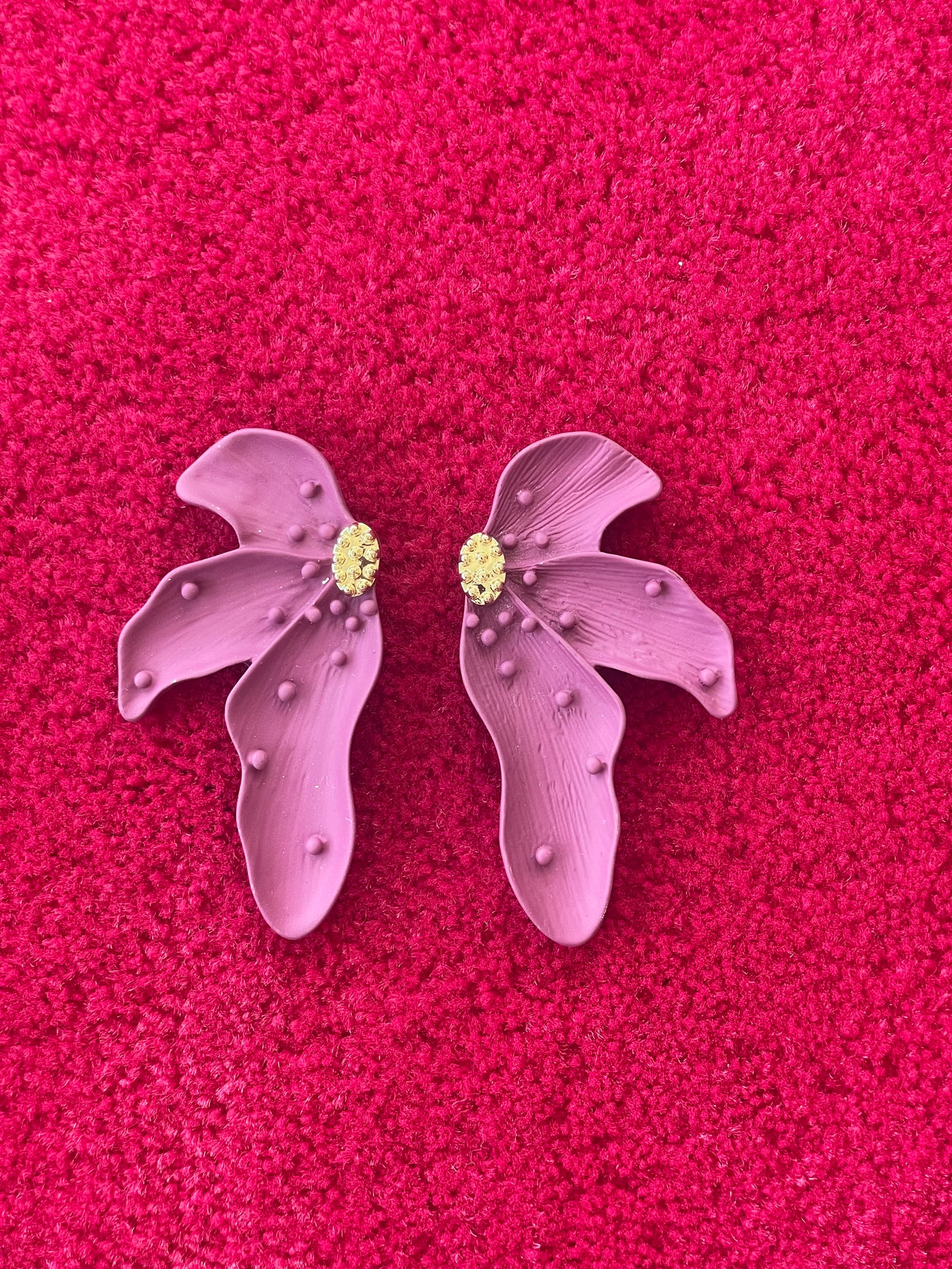 Boucles d’Oreilles Fleur Stylisée en Résine Rose
