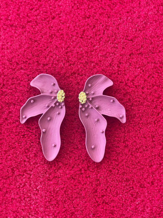 Boucles d’Oreilles Fleur Stylisée en Résine Rose