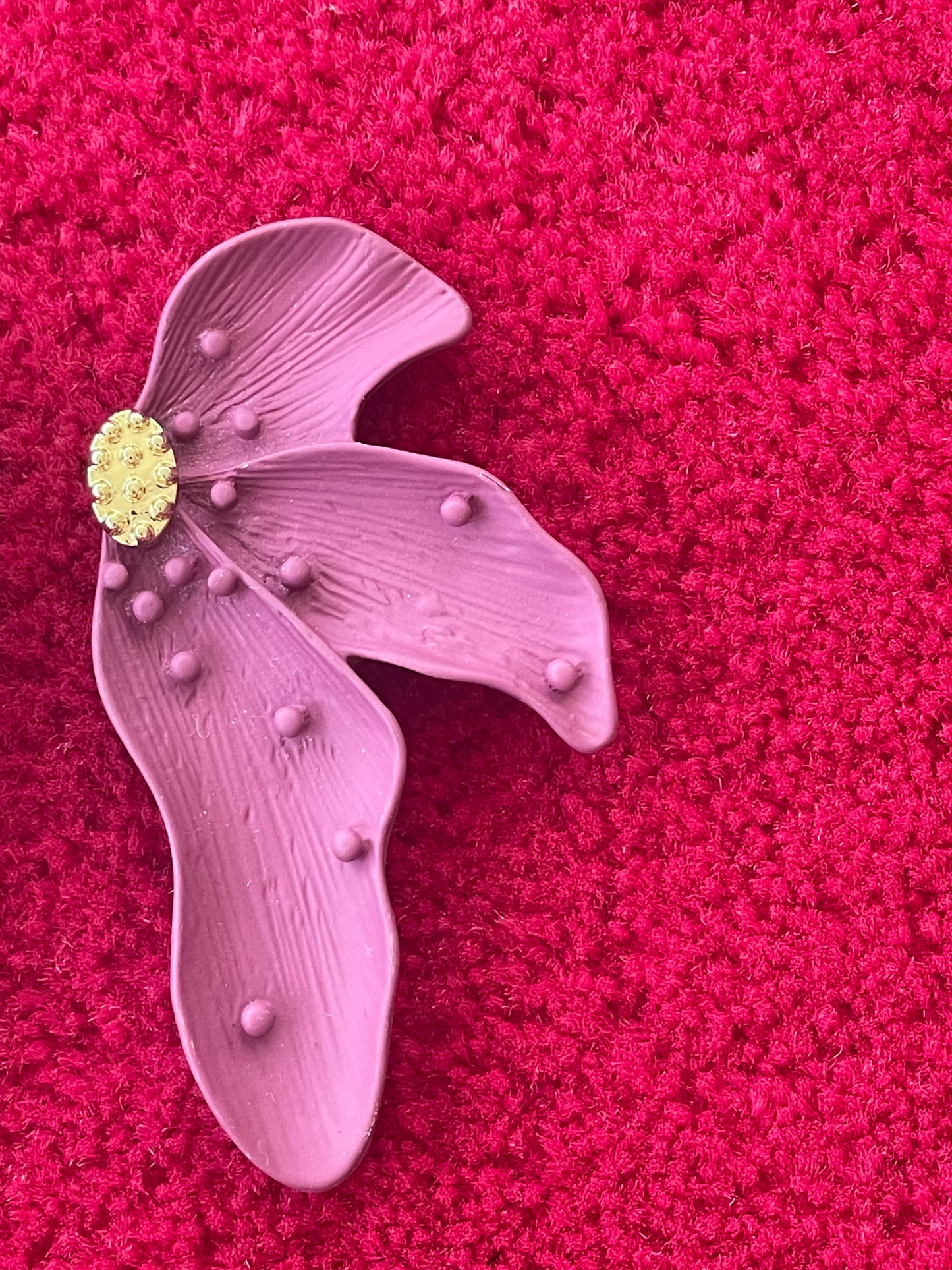Boucles d’Oreilles Fleur Stylisée en Résine Rose
