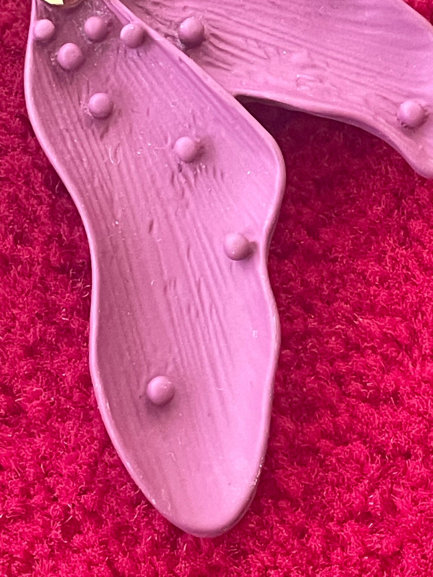 Boucles d’Oreilles Fleur Stylisée en Résine Rose