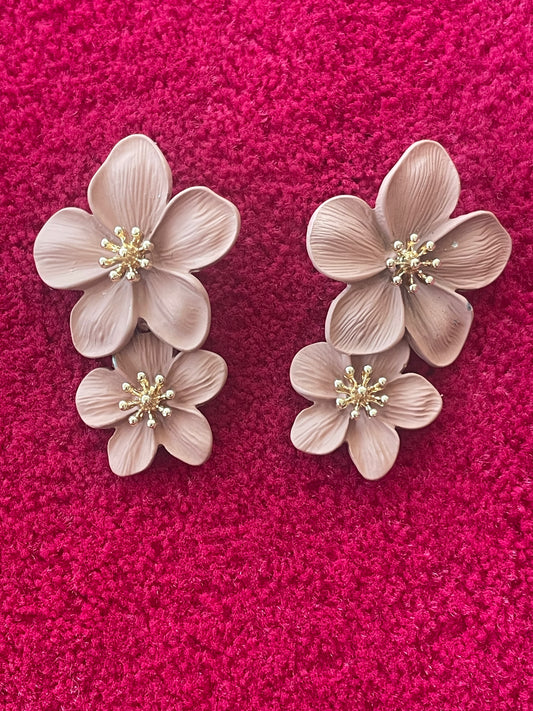 Boucles d’Oreilles Fleur en Résine Beige avec Détails Dorés