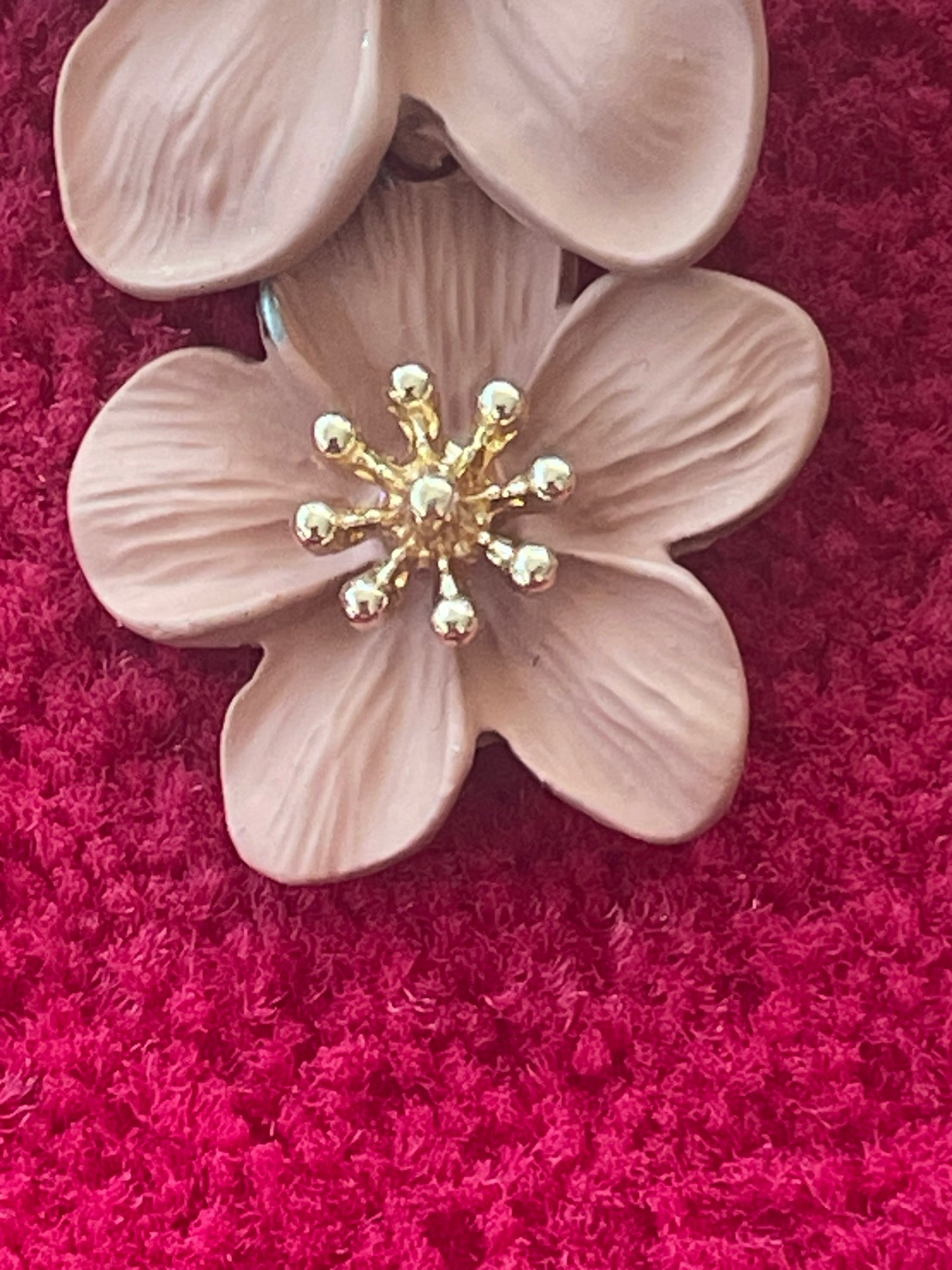 Boucles d’Oreilles Fleur en Résine Beige avec Détails Dorés