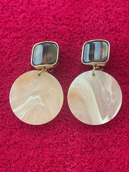 Boucles d’Oreilles Clip Rondes en Résine Marbrée