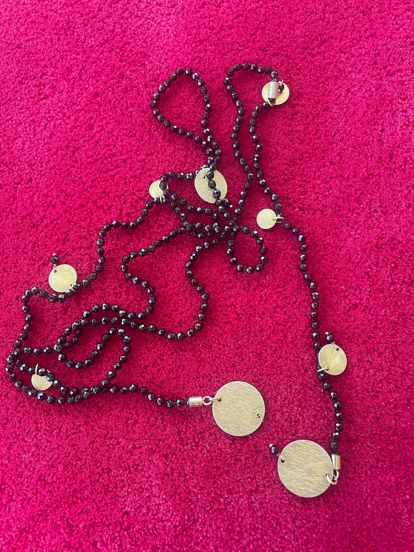 Collier Long avec Perles Noires et Médaillo