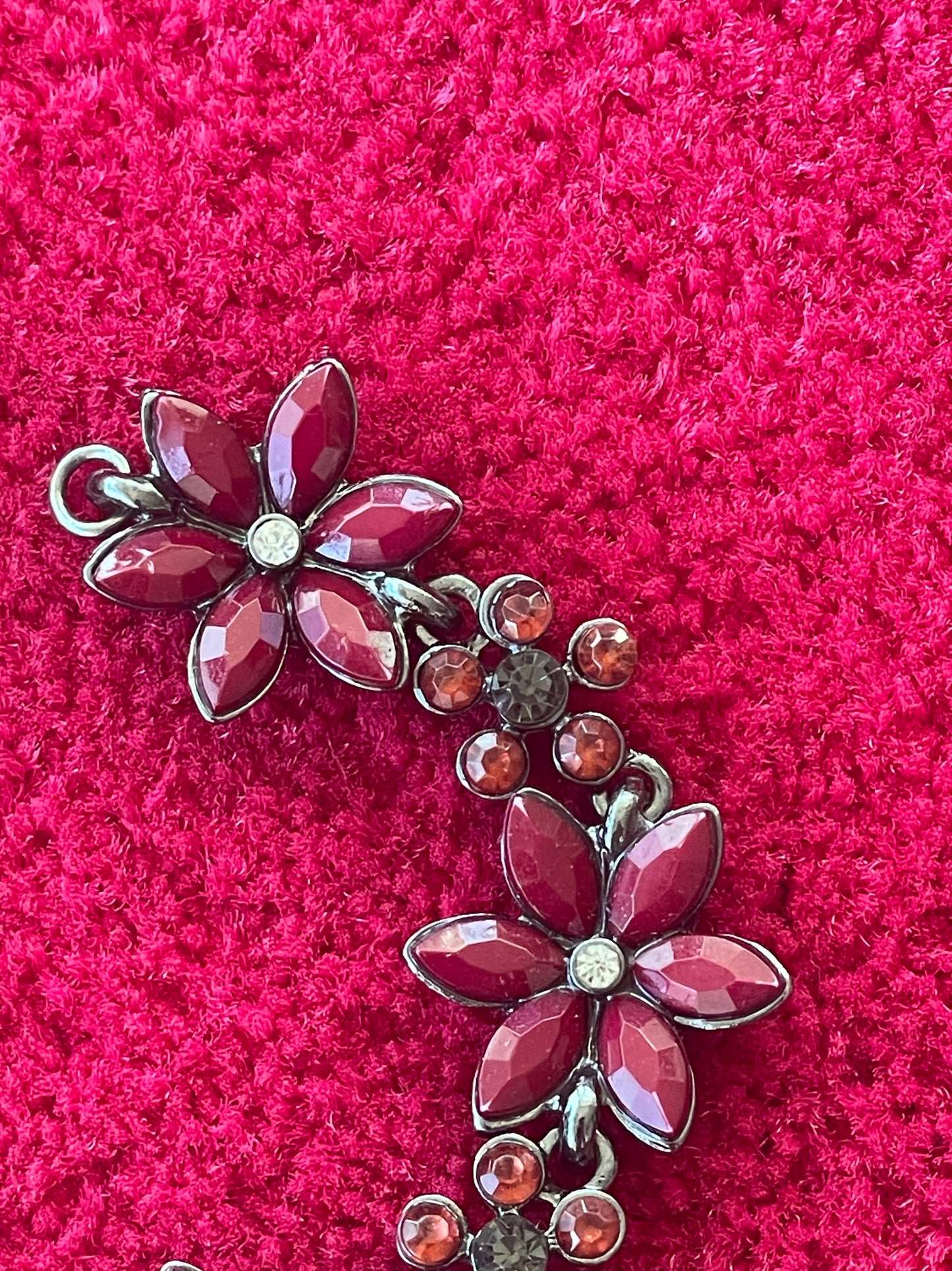 Bracelet Vintage Fleuri en Métal et Cristaux Rouges