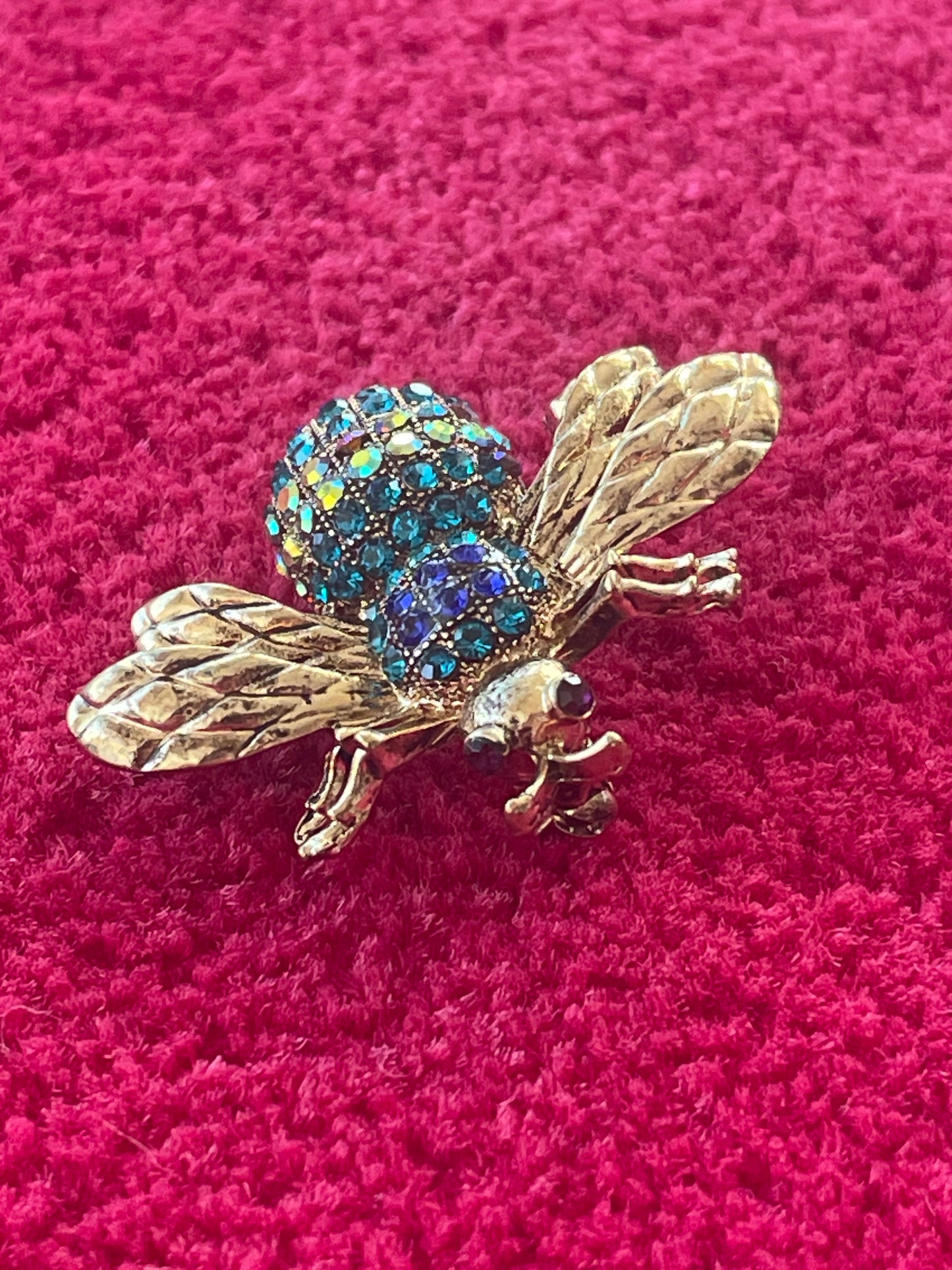 Broche Abeille aux Multicristaux